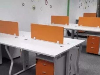 深圳辦公用品工廠直銷 現(xiàn)貨辦公桌、屏風卡位、老板桌與辦公椅一站式采購指南